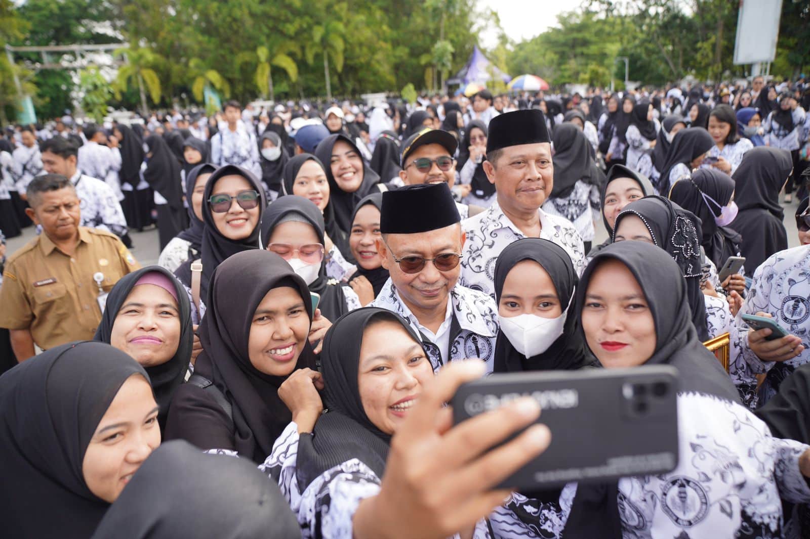 Para guru berswafoto dengan Wali Kota Pontianak, Edi Rusdi Kamtono usai upacara peringatan Hari Guru Nasional dan HUT ke-78 PGRI. (Foto: Kominfo/Prokopim Pontianak)