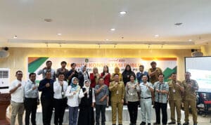 Foto bersama peserta forum konsultasi publik tentang Optimalisasi Penerapan Digitalisasi Pembayaran Pajak Daerah wilayah kerja UPT PPD Pontianak Wilayah I, di Kantor Badan Pendapatan Daerah (Bapenda) Provinsi Kalimantan Barat (Kalbar), Senin (27/11/2023). (Foto: Jauhari)