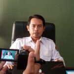 Ketua KPU Ketapang, Abdul Hakim saat dikonfirmasi wartawan ruang kerjanya, Senin (27/11/2023). (Foto: Adi LC)