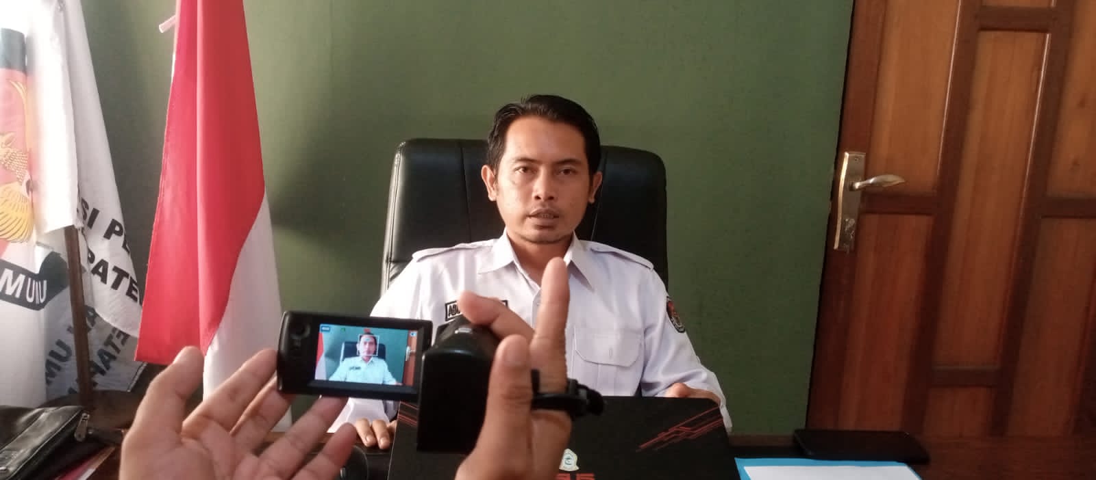 Ketua KPU Ketapang, Abdul Hakim saat dikonfirmasi wartawan ruang kerjanya, Senin (27/11/2023). (Foto: Adi LC)