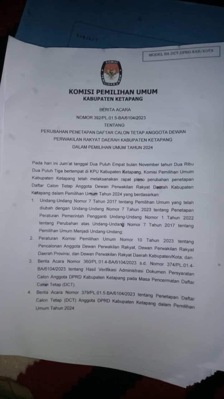 Berita acara perubahan Daftar Calon Tetap (DCT) DPRD Kabupaten Ketapang pada pemilu 2024 oleh KPU Ketapang. (Foto: Adi LC)