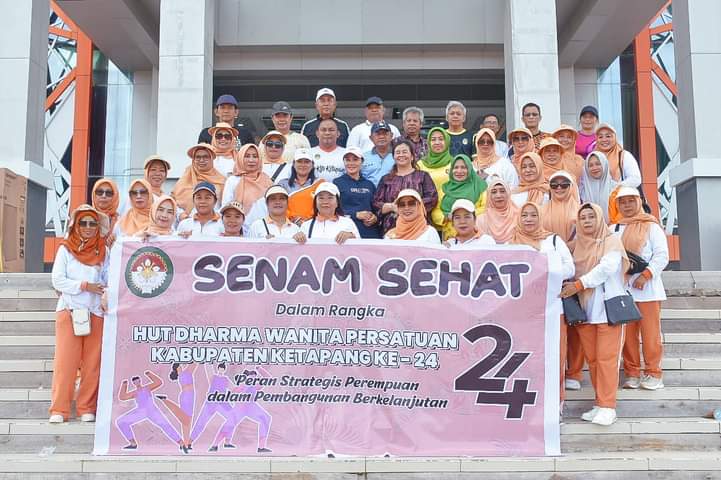 Foto bersama usai kegiatan senam sehat DWP Ketapang. (Foto: Adi LC)