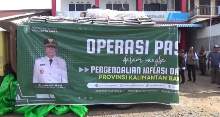 Operasi pasar sembako murah digelar Pemprov Kalbar dan Perum Bulog di Pasar Tradisional Tuan-Tuan Ketapang, Senin (27/11/2023). (Foto: Adi LC)
