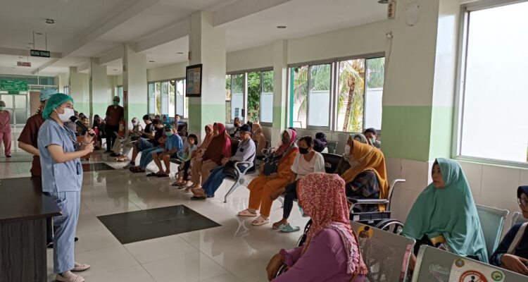Penyuluhan tentang penyakit tiroid kepada pasien dan pengunjung RSUD Sultan Syarif Mohamad Alkadrie (SSMA) Kota Pontianak, Selasa (28/11/2023). (Foto: PKRS-Humas/RSUDSSMA)