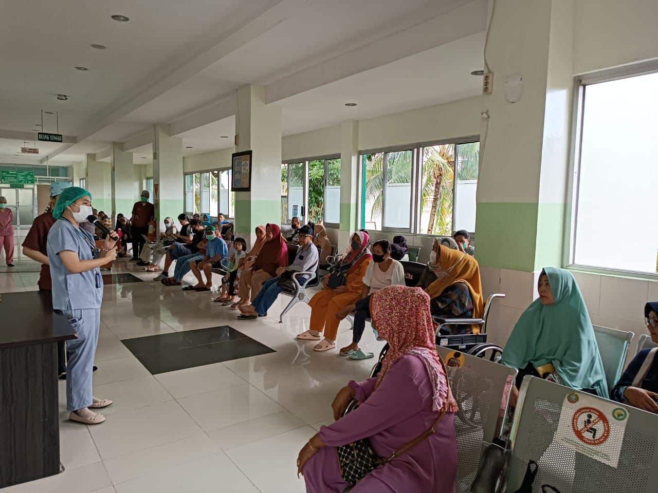 Penyuluhan tentang penyakit tiroid kepada pasien dan pengunjung RSUD Sultan Syarif Mohamad Alkadrie (SSMA) Kota Pontianak, Selasa (28/11/2023). (Foto: PKRS-Humas/RSUDSSMA)