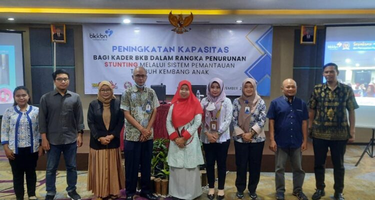 Foto bersama dalam kegiatan Peningkatan Kapasitas Bagi Kader BKB yang diselenggarakan di Hotel Orchard Ayani Pontianak, Selasa, (28/11/2023). (Foto: Istimewa)