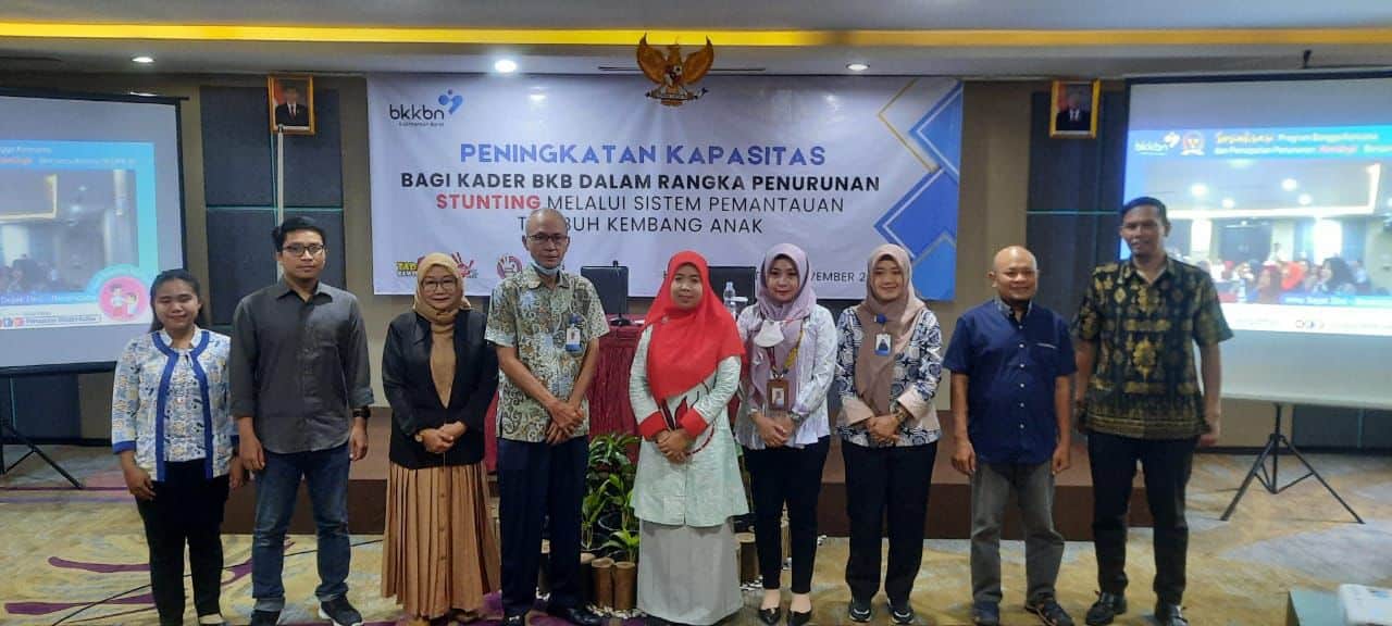 Foto bersama dalam kegiatan Peningkatan Kapasitas Bagi Kader BKB yang diselenggarakan di Hotel Orchard Ayani Pontianak, Selasa, (28/11/2023). (Foto: Istimewa)