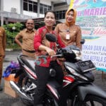 Kepala Dinas Pendidikan dan Kebudayaan Provinsi Kalimantan Barat, Rita Hastarita menyerahkan bantuan sepeda motor kepada Meries, seorang guru yang berada di perbatasan Kalbar atas pengabdiannya. (Foto: Jauhari)