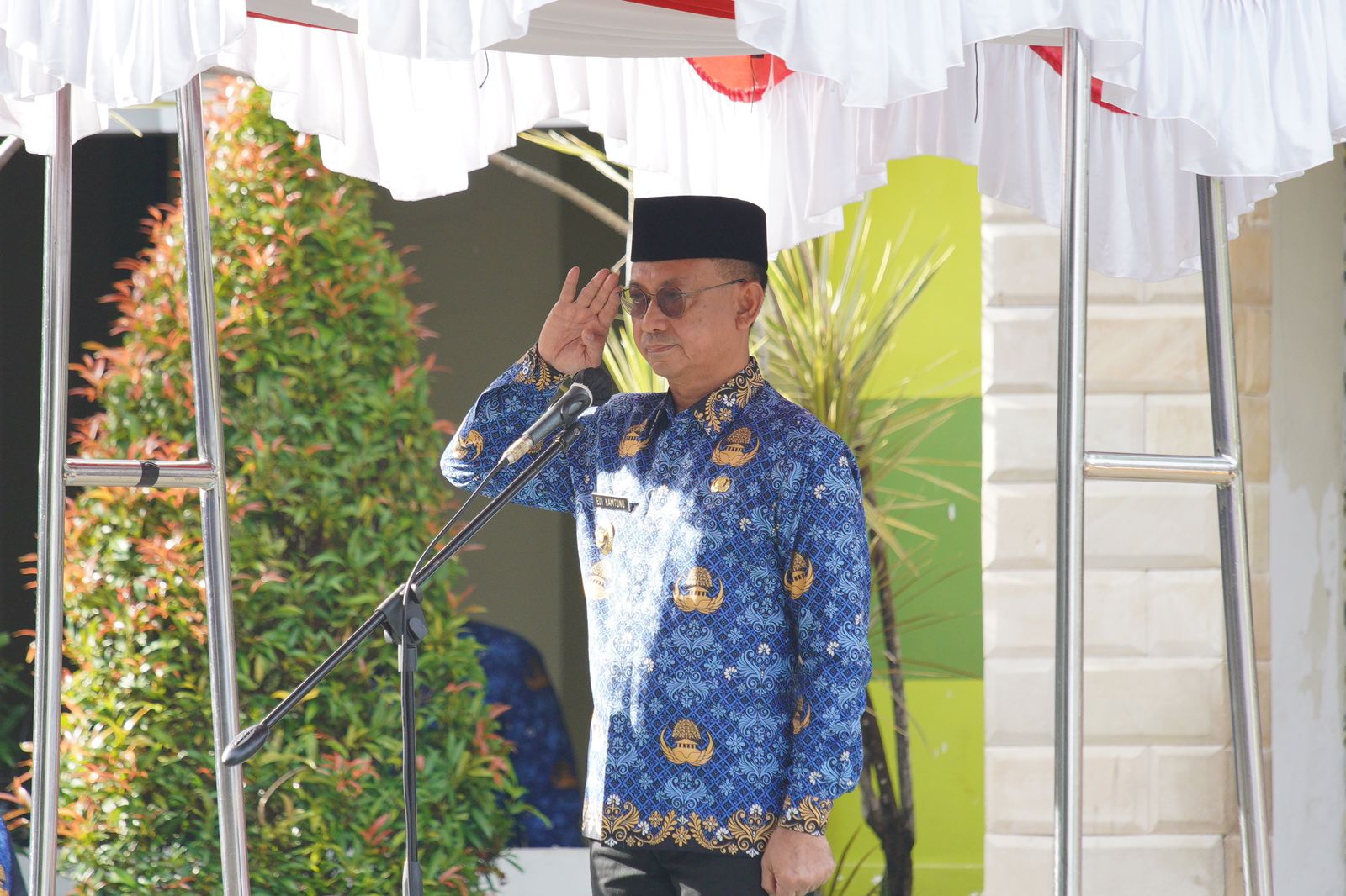 Wali Kota Pontianak, Edi Rusdi Kamtono menjadi pembina upacara peringatan HUT ke-52 Korpri di halaman Kantor Wali Kota Pontianak. (Foto: Kominfo/Prokopim Pontianak)