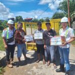 Perwakilan PT BGA Group menyerahkan bantuan sembako kepada masyarakat melalui Kepala Desa Ulak Medang, Kecamatan Muara Pawan, Rabu (29/11/2023). (Foto: Adi LC)