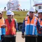 Harisson Tinjau Loading Beras Bulog di Pelabuhan Internasional Kijing 3