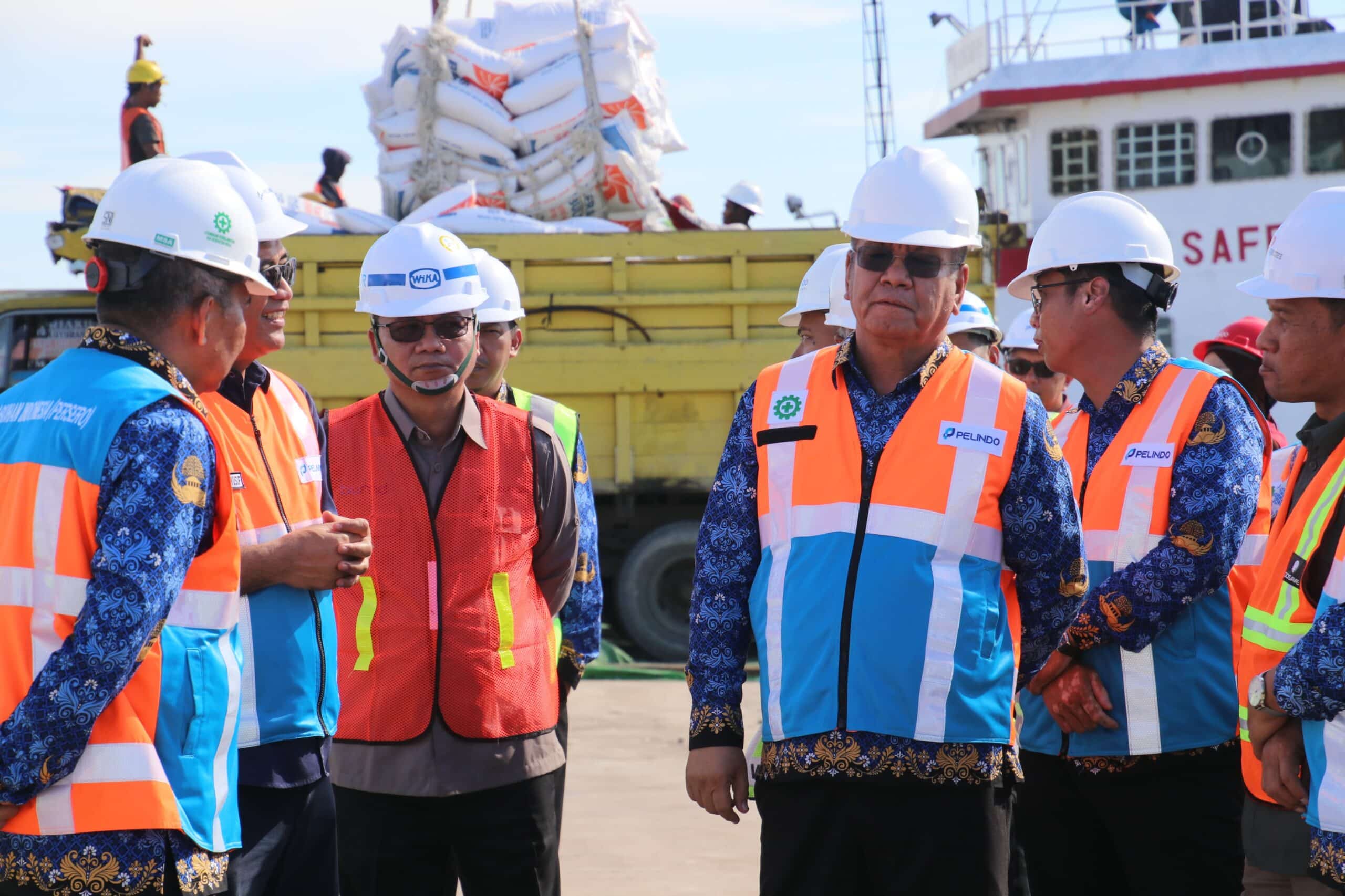 Harisson Tinjau Loading Beras Bulog di Pelabuhan Internasional Kijing 1