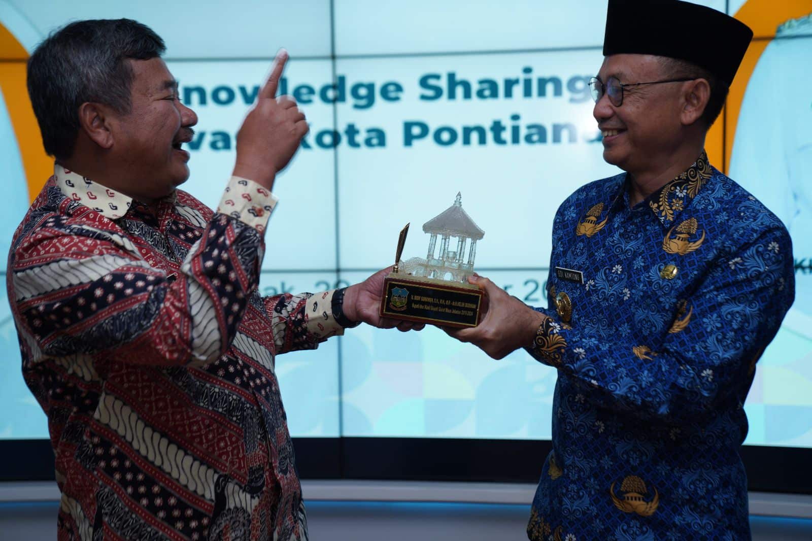 Bupati Garut, Rudy Gunawan menyerahkan cenderamata kepada Wali Kota Pontianak, Edi Rusdi Kamtono. (Foto: Prokopim Pontianak)