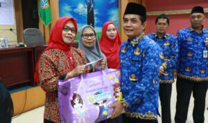Wakil Wali Kota Pontianak, Bahasan menyerahkan bantuan Alat Permainan Edukatif kepada petugas posyandu. (Foto: Kominfo/Prokopim Pontianak)