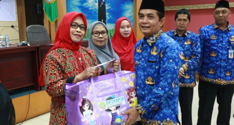 Wakil Wali Kota Pontianak, Bahasan menyerahkan bantuan Alat Permainan Edukatif kepada petugas posyandu. (Foto: Kominfo/Prokopim Pontianak)