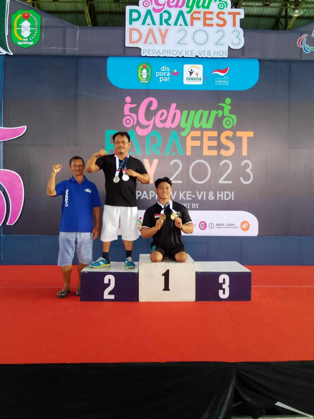 Muhammad Mabruk Arif Zaky berhasil mempersembahkan 2 medali emas pada Peparprov ke VI tingkat Provinsi Kalbar Tahun 2023 pada cabang olahraga angkat berat. (Foto: Ishaq)