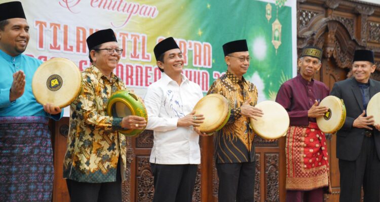 Wali Kota Pontianak, Edi Rusdi Kamtono dan Delegasi peserta MTQ Antarbangsa se-Borneo menabuh rebana menandai ditutupnya MTQ. (Foto: Prokopim Pontianak)