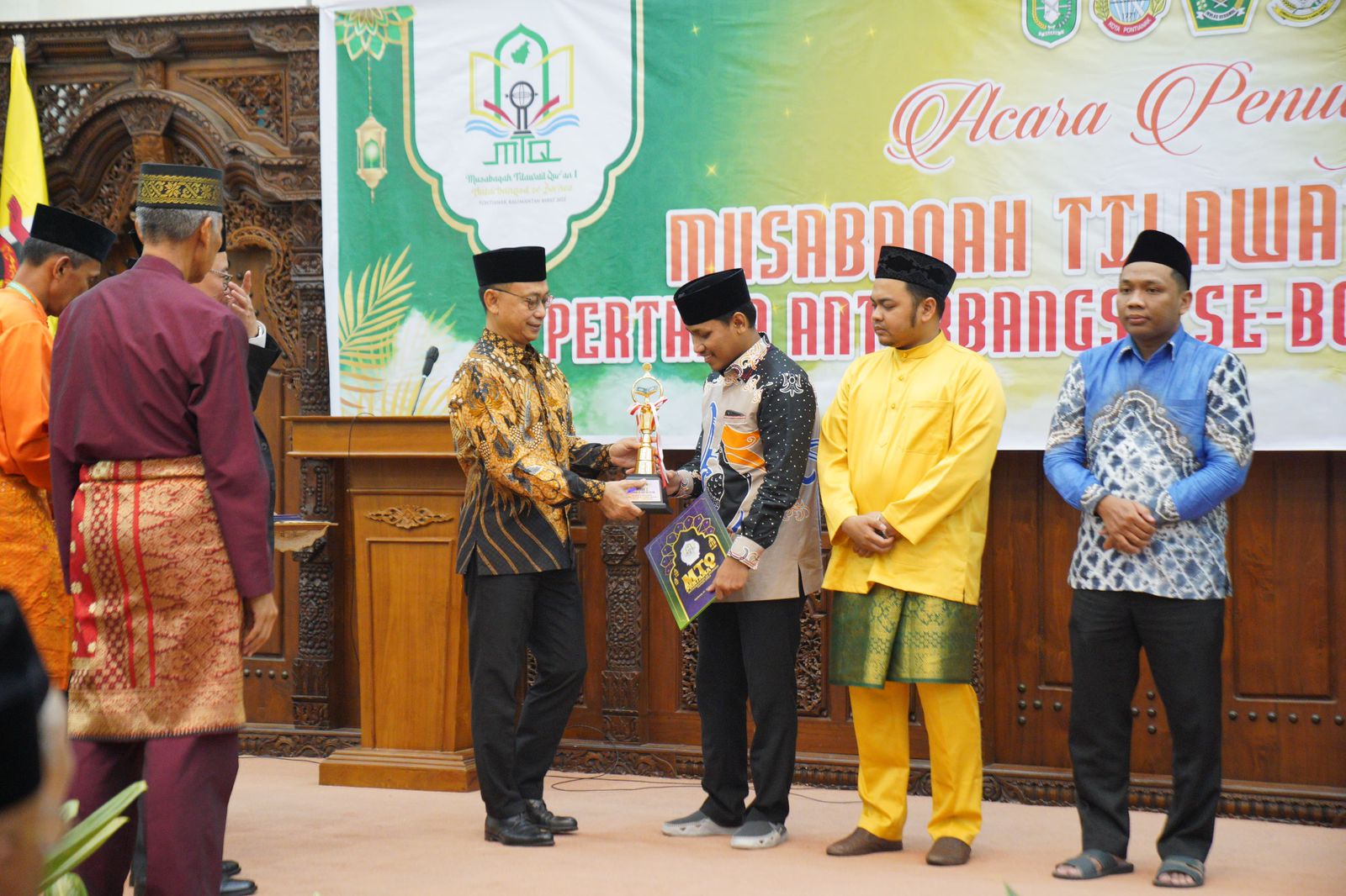 Wali Kota Pontianak, Edi Rusdi Kamtono menyerahkan piala kepada juara MTQ Antarbangsa se-Borneo. (Foto: Prokopim Pontianak)