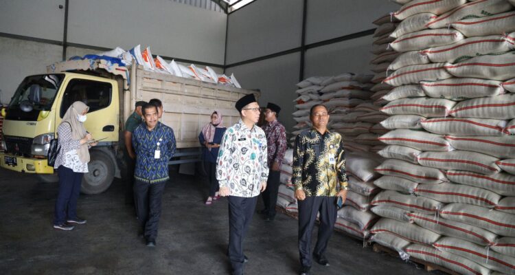 Ketua Tim Satgas Ketahanan Pangan, Mulyadi turun ke lapangan untuk memantau harga kebutuhan pokok jelang Natal dan Tahun Baru. (Foto: Kominfo Pontianak)