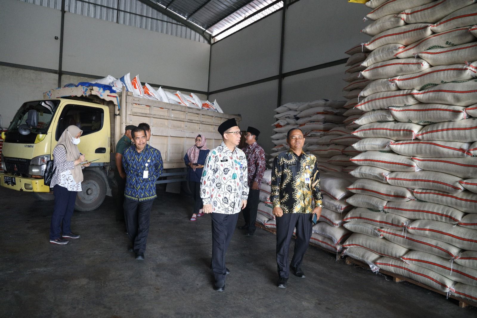 Ketua Tim Satgas Ketahanan Pangan, Mulyadi turun ke lapangan untuk memantau harga kebutuhan pokok jelang Natal dan Tahun Baru. (Foto: Kominfo Pontianak)