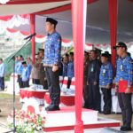 Bupati Kapuas Hulu, Fransiskus Diaan menjadi inspektur upacara HUT Korpri ke-62. (Foto: IshaqKalbarOnline.com)