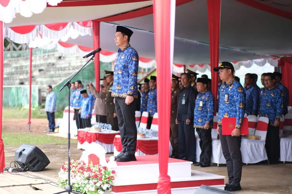 Bupati Kapuas Hulu, Fransiskus Diaan menjadi inspektur upacara HUT Korpri ke-62. (Foto: IshaqKalbarOnline.com)