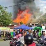 Kerumunan warga menyaksikan kebakaran rumah makan Sop Iga Mak Garang yang berlokasi di Jalan Gusti Hamzah (Pancasila) Pontianak. (Foto: Jauhari)