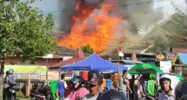 Kerumunan warga menyaksikan kebakaran rumah makan Sop Iga Mak Garang yang berlokasi di Jalan Gusti Hamzah (Pancasila) Pontianak. (Foto: Jauhari)