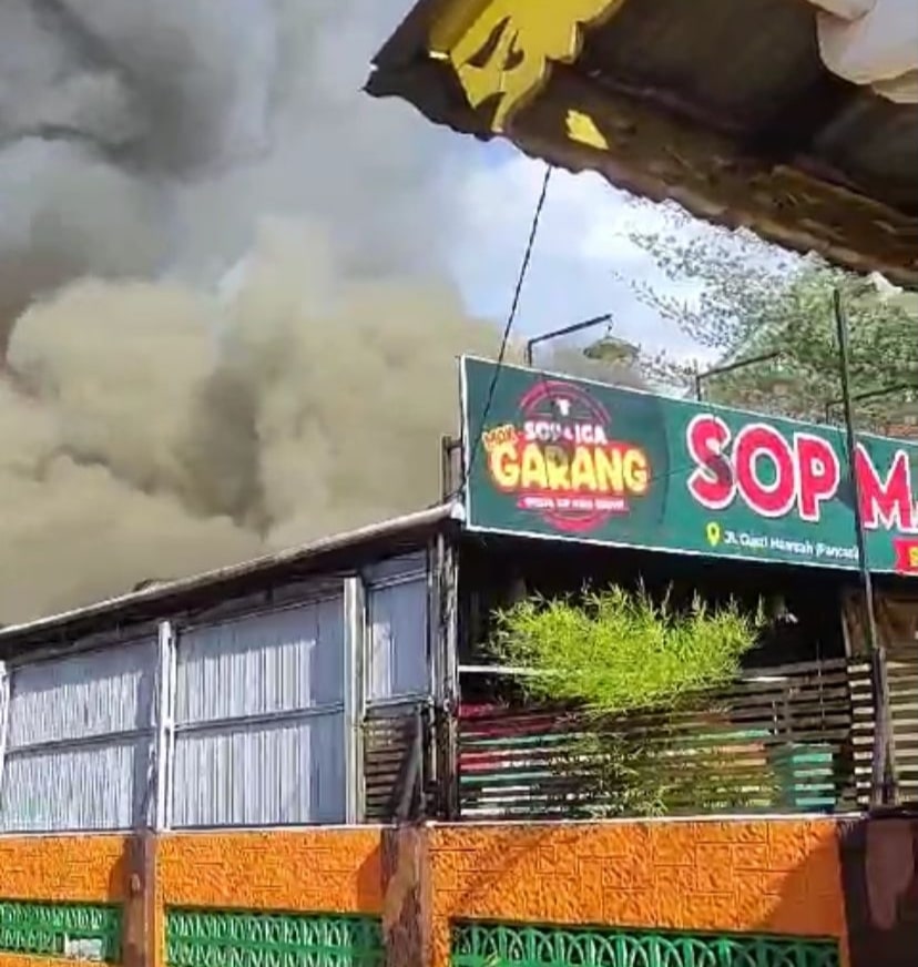 Rumah makan Sop Iga Mak Garang terbakar di Jalan Gusti Hamzah (Pancasila) Pontianak. (Foto: Jauhari)