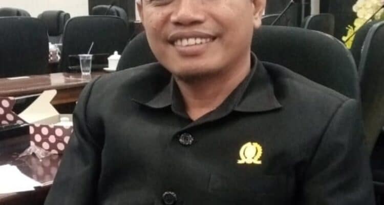 Ketua DPC PKB Ketapang, Fathol Bari saat diwawancarai KalbarOnline di Kantor DPRD Ketapang, Senin (13/11/2023). (Foto: Adi LC)