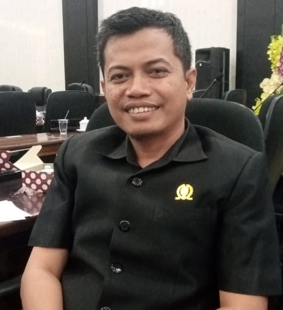 Ketua DPC PKB Ketapang, Fathol Bari saat diwawancarai KalbarOnline di Kantor DPRD Ketapang, Senin (13/11/2023). (Foto: Adi LC)
