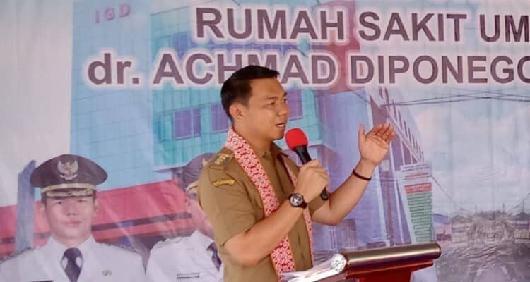 Bupati Kapuas Hulu, Fransiskus Diaan memberikan kata sambutan peresmian Gedung RSUD dr Achmad Diponegoro Putussibau. (Foto: Ishaq/KalbarOnline.com)