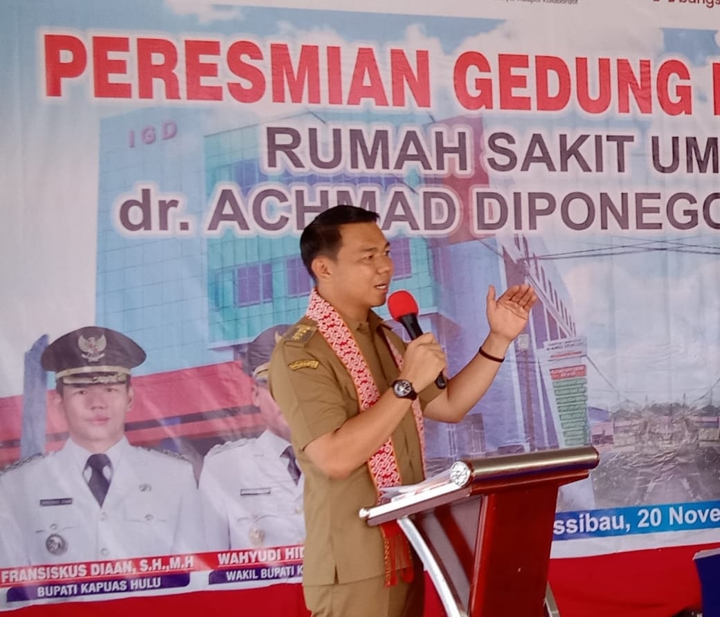 Bupati Kapuas Hulu, Fransiskus Diaan memberikan kata sambutan peresmian Gedung RSUD dr Achmad Diponegoro Putussibau. (Foto: Ishaq/KalbarOnline.com)