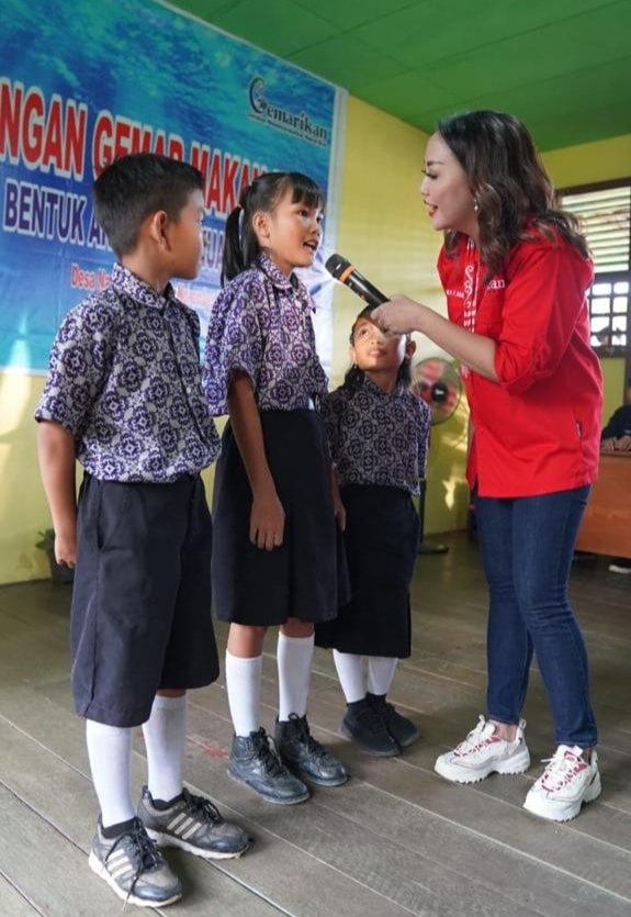 Ketua Forikan Kapuas Hulu, Angeline Fremalco berinteraksi dengan anak-anak dalam kegiatan Gemarikan di Desa Nanga Nyabau. (Foto: Ishaq/KalbarOnline.com)