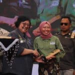 Direktur Mobilisasi Sumber Daya ASRI, Nur Febriani saat menerima penghargaan dari Menteri LHK, Siti Nurbaya. (Foto: Dok. Istimewa)