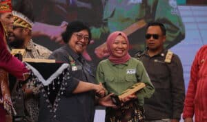 Direktur Mobilisasi Sumber Daya ASRI, Nur Febriani saat menerima penghargaan dari Menteri LHK, Siti Nurbaya. (Foto: Dok. Istimewa)