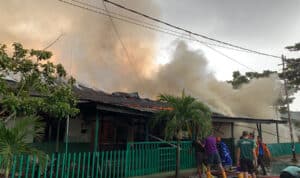 Petugas pemadam kebakaran berjibaku memadamkan api yang melahap dua rumah dinas TNI di Jalan Palapa Pontianak