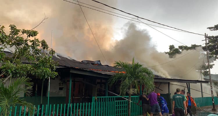 Petugas pemadam kebakaran berjibaku memadamkan api yang melahap dua rumah dinas TNI di Jalan Palapa Pontianak