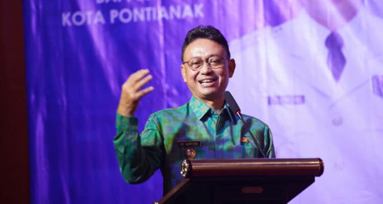 Wali Kota Pontianak Edi Rusdi Kamtono memberikan sambutannya saat membuka Forum Konsultasi Publik Rancangan Awal RPJPD 2024-2045