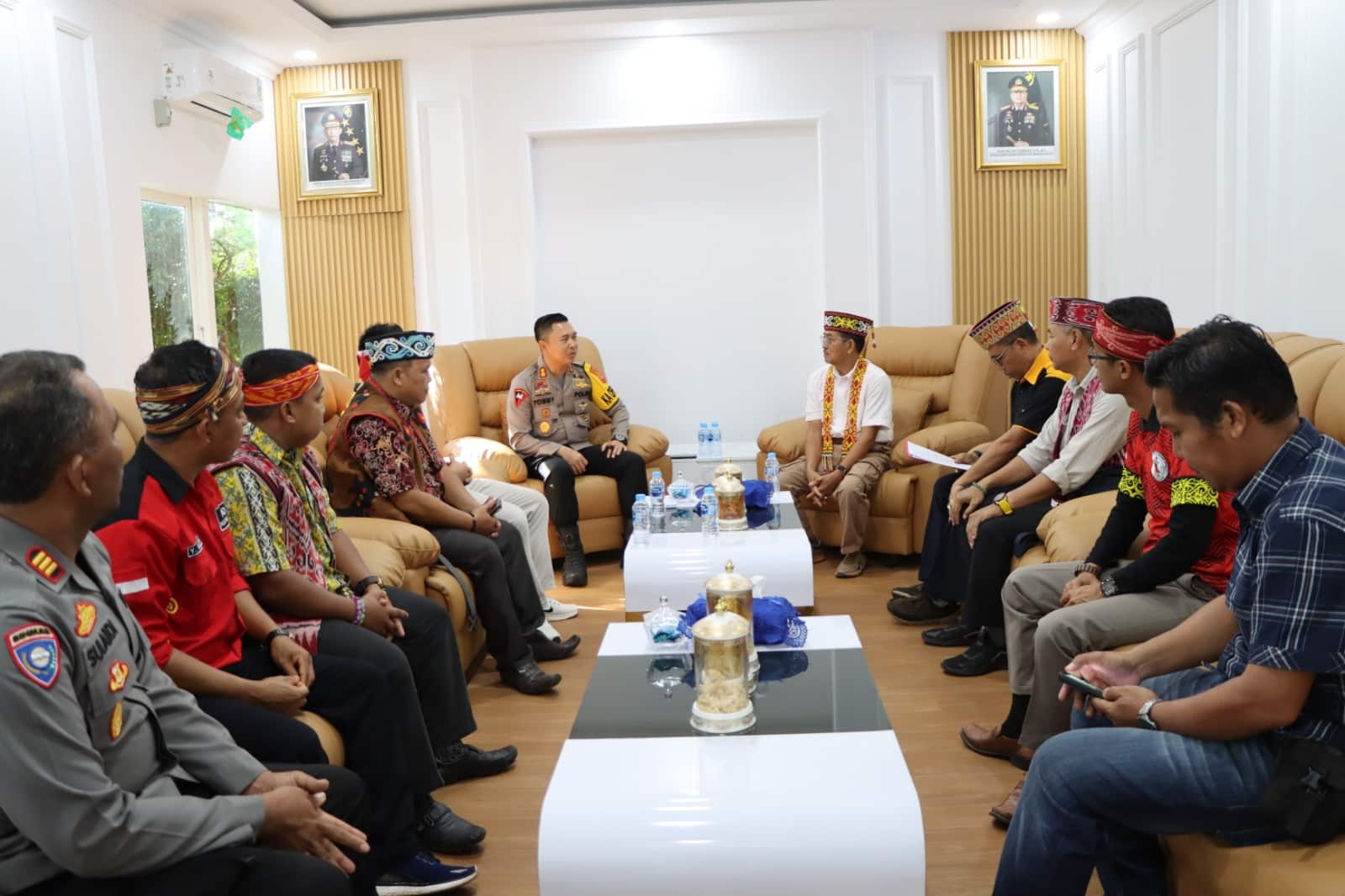 Pertemuan antara Dewan Adat Dayak (DAD) Kabupaten Ketapang bersama Organisasi Masyarakat Adat Dayak Ketapang dengan Polres Ketapang. (Foto: Adi LC)
