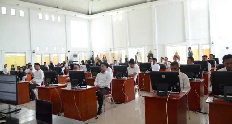 Pelaksanaan seleksi PPPK di lingkungan Pemerintah Kabupaten Kayong Utara Tahun 2023, di Gedung Balai Praja, Sukadana, Kamis (30/11/2023). (Foto: Prokopim)