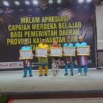 Penerimaan Penghargaan dari Balai Penjamin Mutu Pendidikan (BPMP) Provinsi Kalimantan Barat, Kamis, (30/11/2023), Pontianak. (Foto: Prokopim)