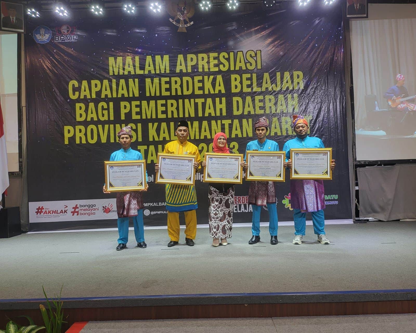 Penerimaan Penghargaan dari Balai Penjamin Mutu Pendidikan (BPMP) Provinsi Kalimantan Barat, Kamis, (30/11/2023), Pontianak. (Foto: Prokopim)