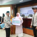 Sekretaris Daerah Kota Pontianak, Mulyadi menyerahkan secara simbolis pembiayaan Kredit Usaha Rakyat (KUR) dari perbankan. (Foto: Kominfo/Prokopim Pontianak)