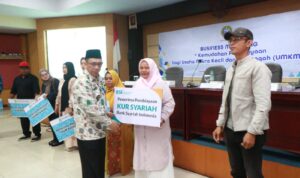 Sekretaris Daerah Kota Pontianak, Mulyadi menyerahkan secara simbolis pembiayaan Kredit Usaha Rakyat (KUR) dari perbankan. (Foto: Kominfo/Prokopim Pontianak)