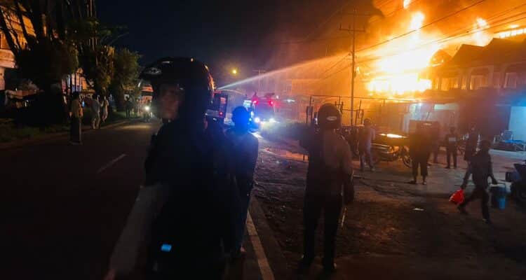 Kebakaran 11 ruko di Jalan Adisucipto Km 9, RT 004-RW.007, Desa Parit Baru, Kecamatan Sungai Raya, Kabupaten Kubu Raya, pada Kamis (30/11/23) dini hari, pukul 01.00 WIB. (Foto: Jauhari)
