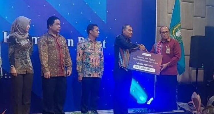 Plh Kepala Bapenda Kalbar, Hisamudin menerima penghargaan juara pertama penerapan ASN digital. (Foto: PPID Bapenda Provinsi Kalbar)