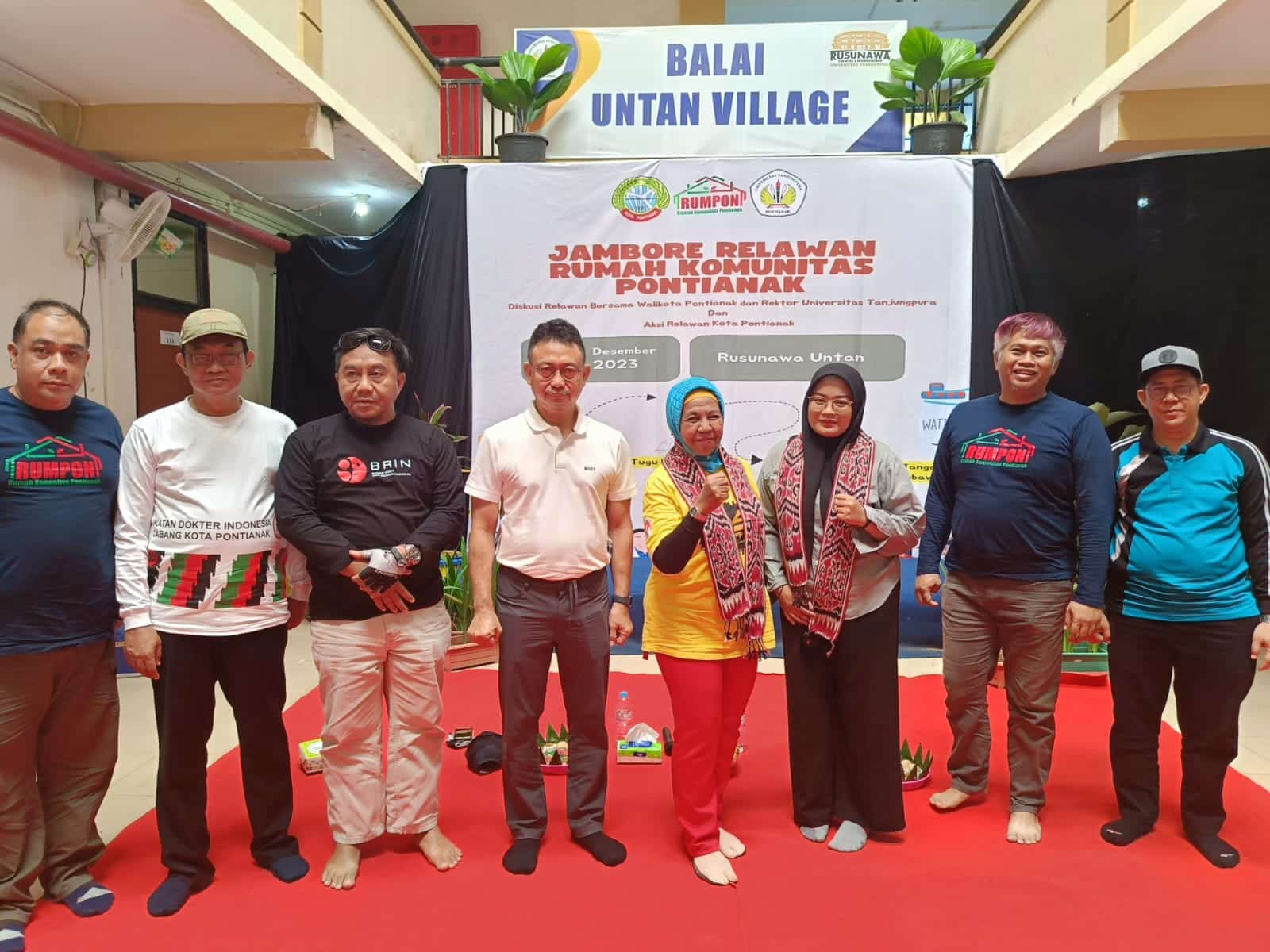 Wali Kota Pontianak Edi Rusdi Kamtono foto bersama Ketua Rumpon Ario Sabrang dan anggota komunitas. (Foto: Prokopim Pontianak)