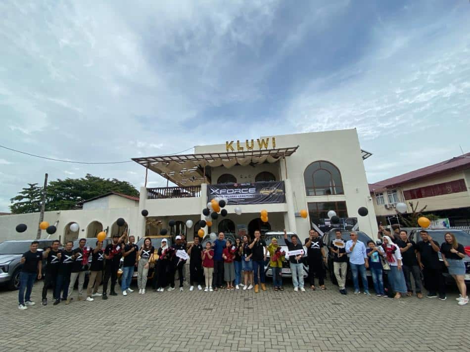 Foto bersama dalam acara “Xforce Special Delivery Ceremony”, di Kluwi Caffe Pontianak, Kalimantan Barat, Sabtu (02/12/2023). (Foto: Jauhari)