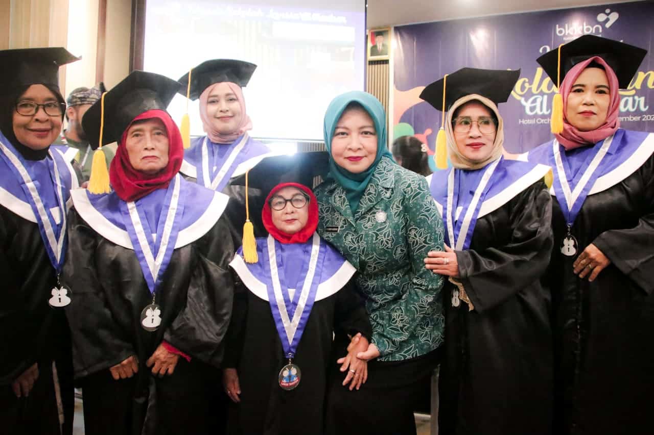 Foto bersama para wisudawan Sekolah Lansia Al-Kautsar Standar-1 Kabupaten Kubu Raya Tahun 2023, di Ballroom Hotel Orchard Perdana, Sabtu (02/12/2023). (Foto: Jauhari)